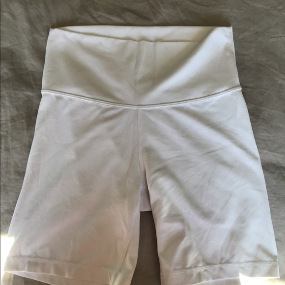 White Aritzia TNA shorts 7” in white - Picture 2 of 5